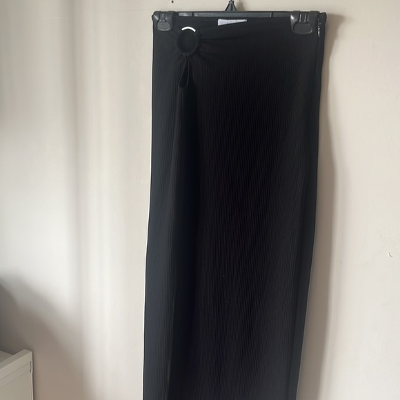 Black fitted bodycon midi skirt with slit and hook at waist - Picture 3 of 7